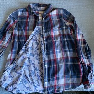 Beautiful American Eagle flannel with floral pattern on the inside